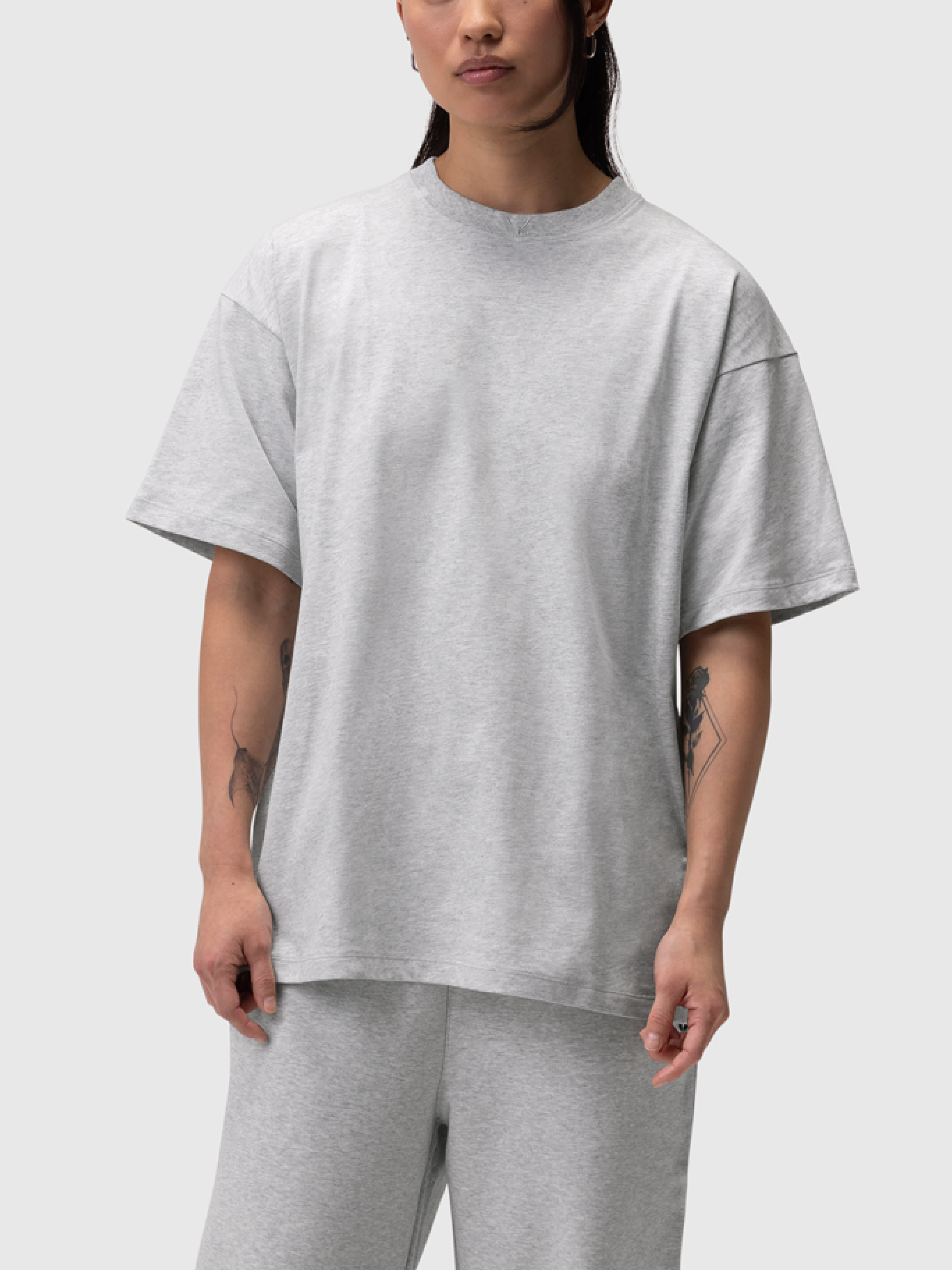 【グレー（07）】Varsity Paneled Relaxed SS Tee ASRV Distressed Tech Essential Relaxed Tee – The Shop at Equinox