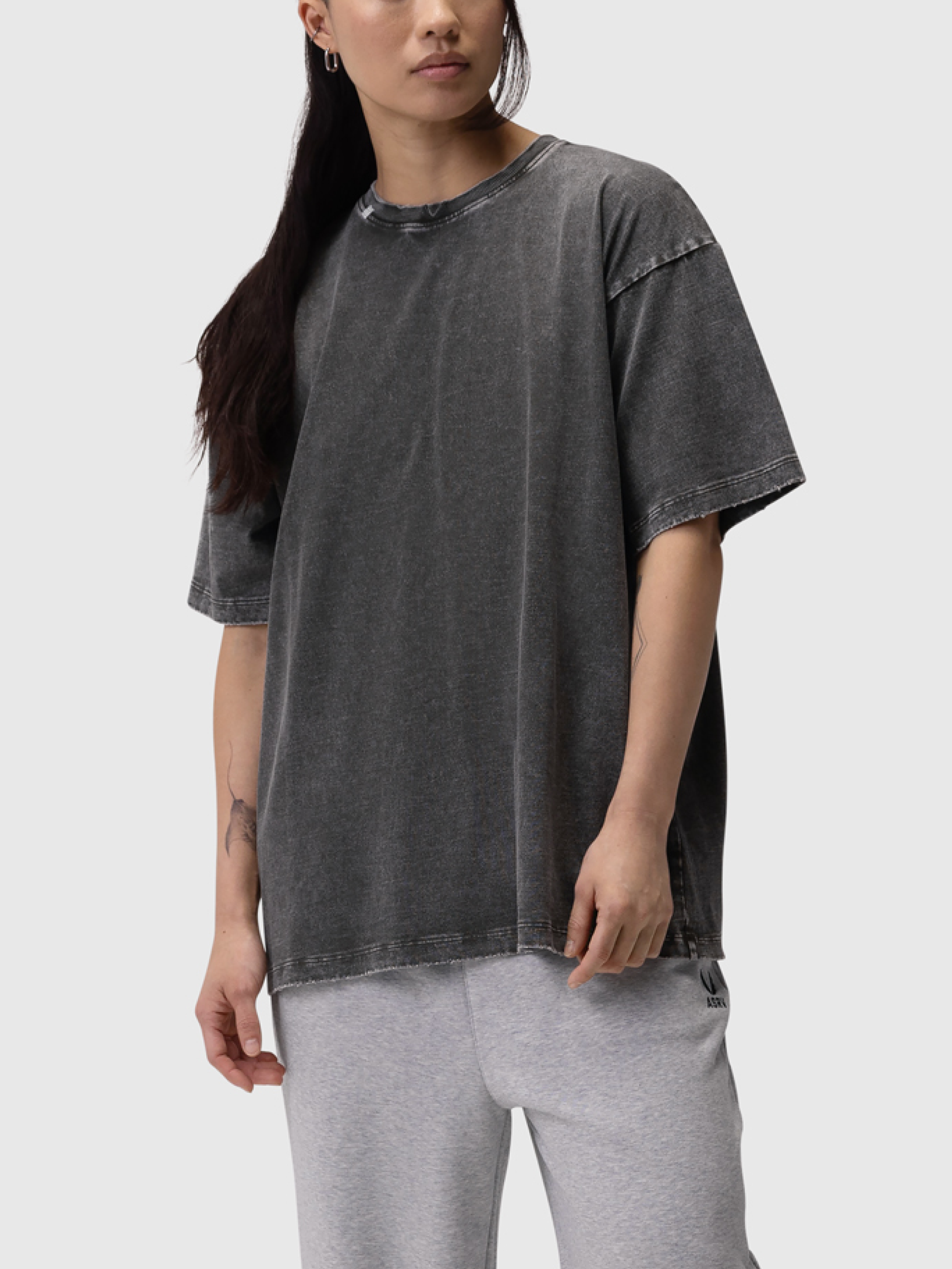 トップス AFB DISTRESSED SWEAT SHIRTS BLACK ASRV Distressed Tech Essential Relaxed Tee – The Shop at Equinox