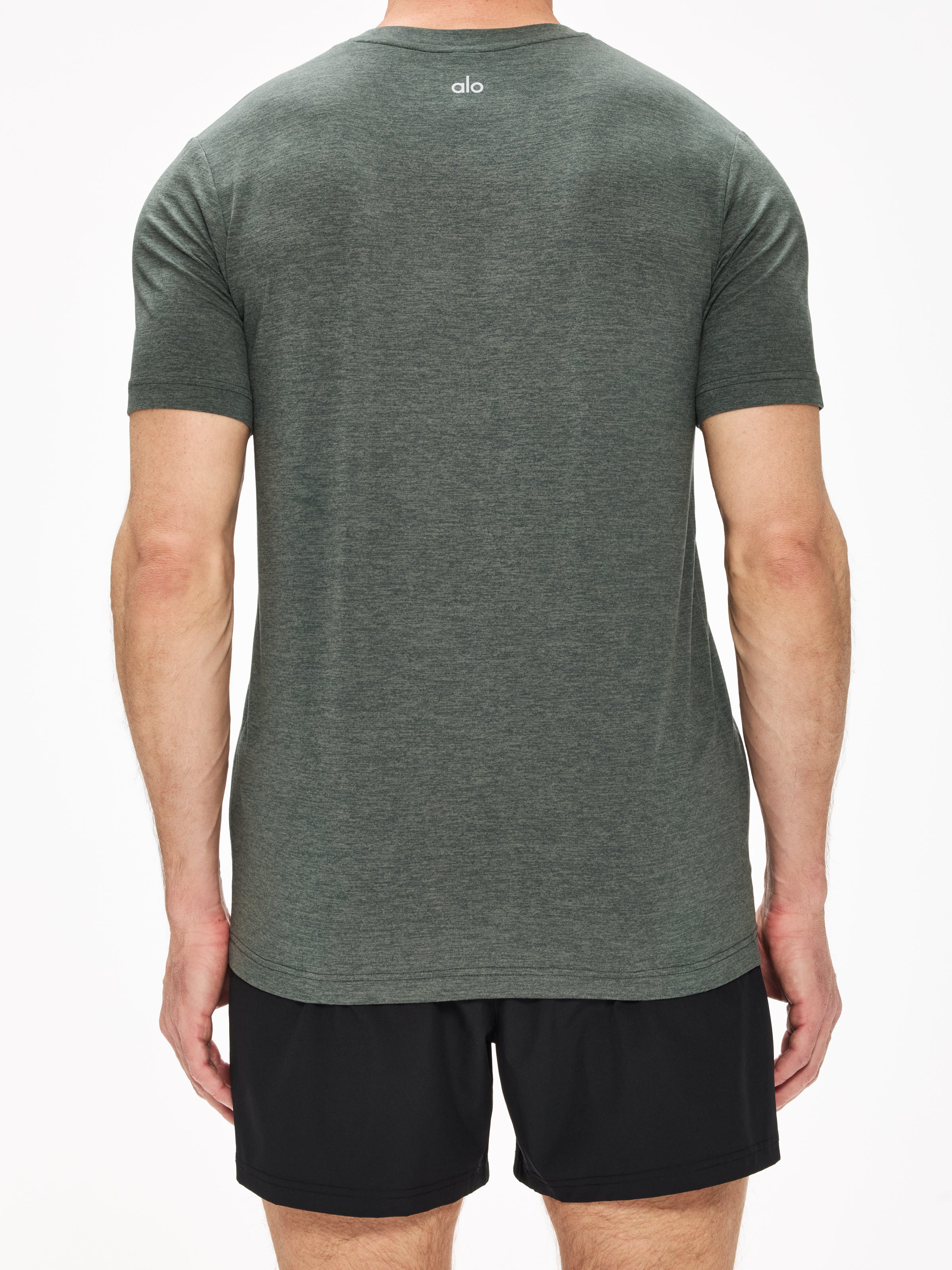 Alo Yoga Idol Long Sleeve Performance Tee – The Shop at Equinox