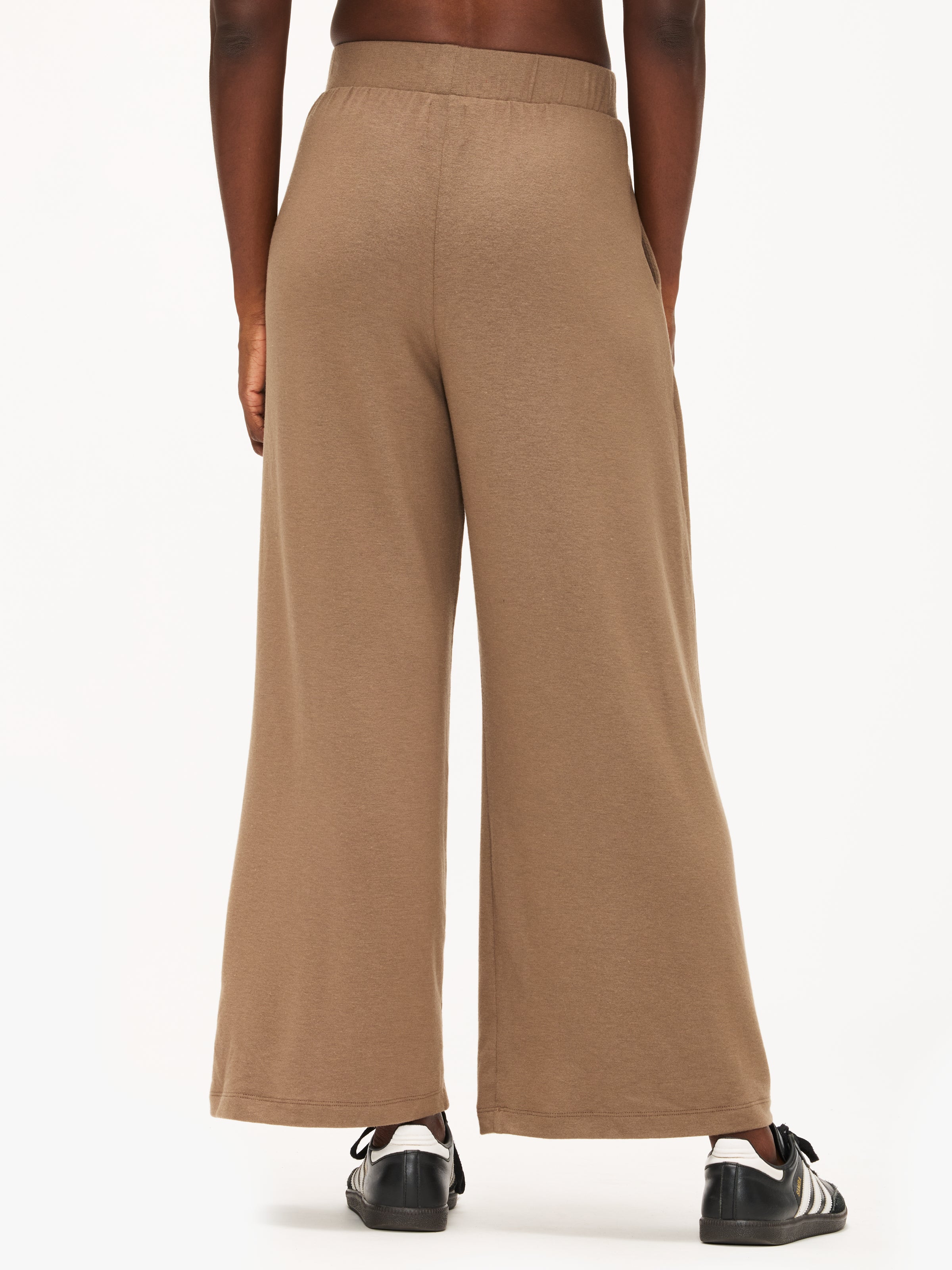 パンツ UNIVERSAL PRODUCTS 3 Camel Leset Lauren Crop Pleated Pocket Pant – The Shop at Equinox