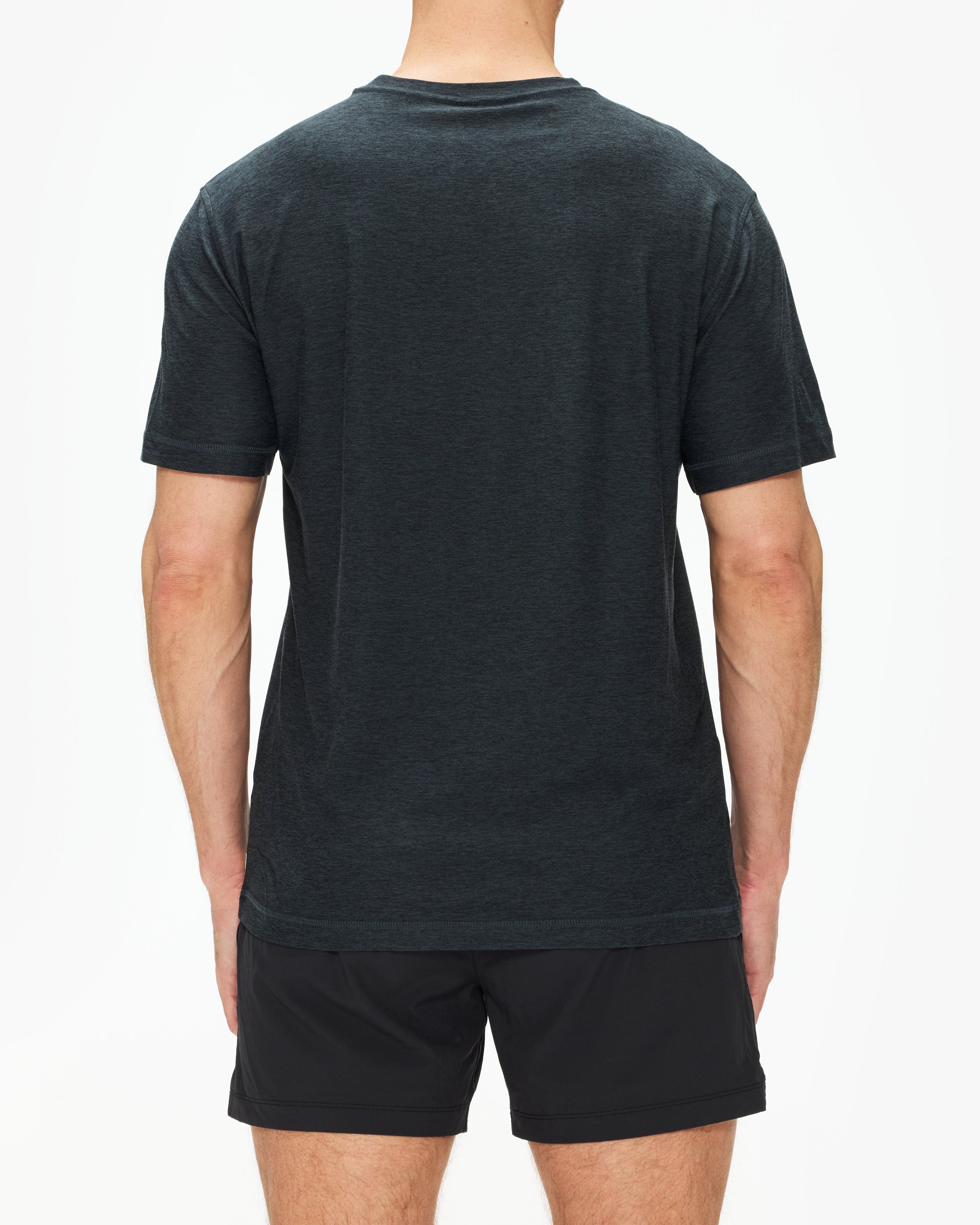 Vuori Strato Tech V-Neck Tee – The Shop at Equinox