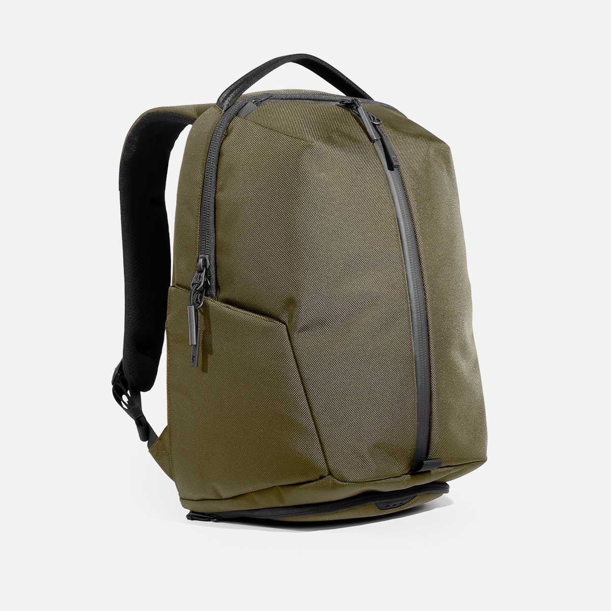 AER15012_fitpack3_olive_34hero