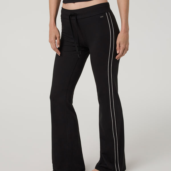 Vuori Halo Low Rise Slim Flare Retro Pant – The Shop at Equinox
