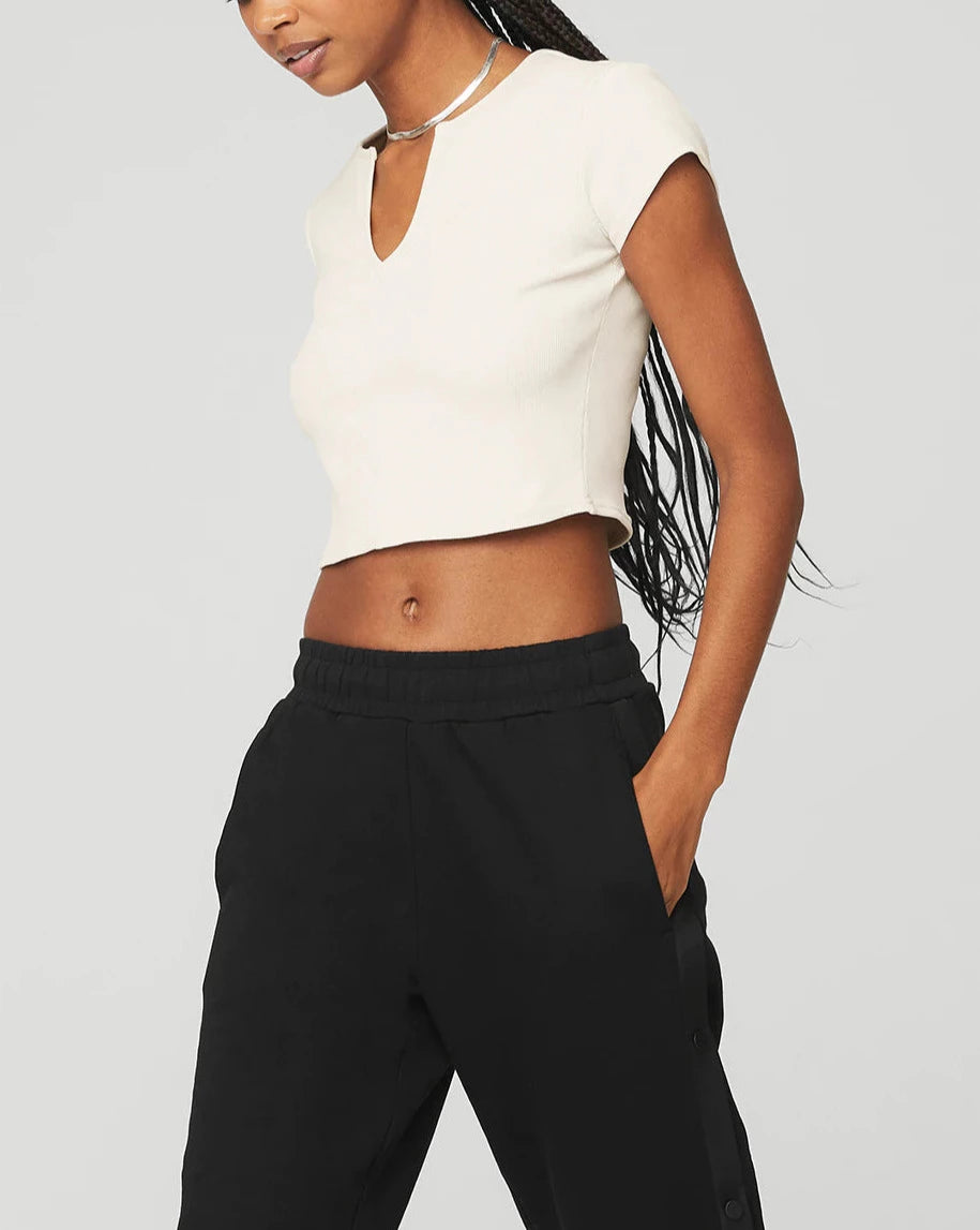 ALO YOGA RIBBED CROPPED SAVVY SHORT SLEEVE