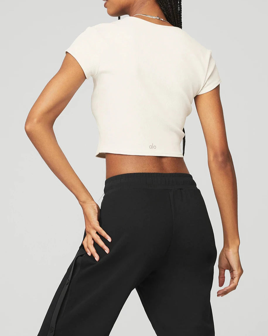 ALO YOGA RIBBED CROPPED SAVVY SHORT SLEEVE